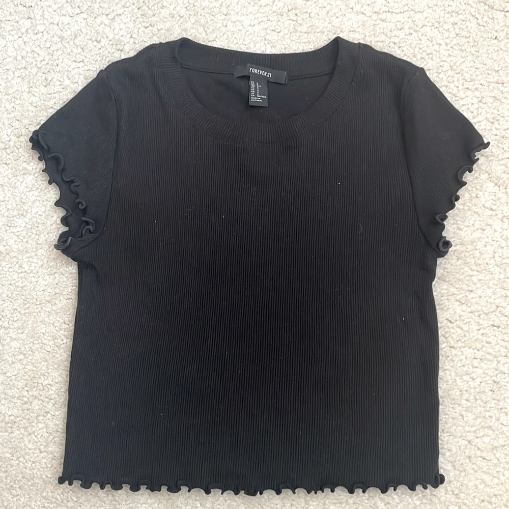 Black cropped, lettuce detailing shirt